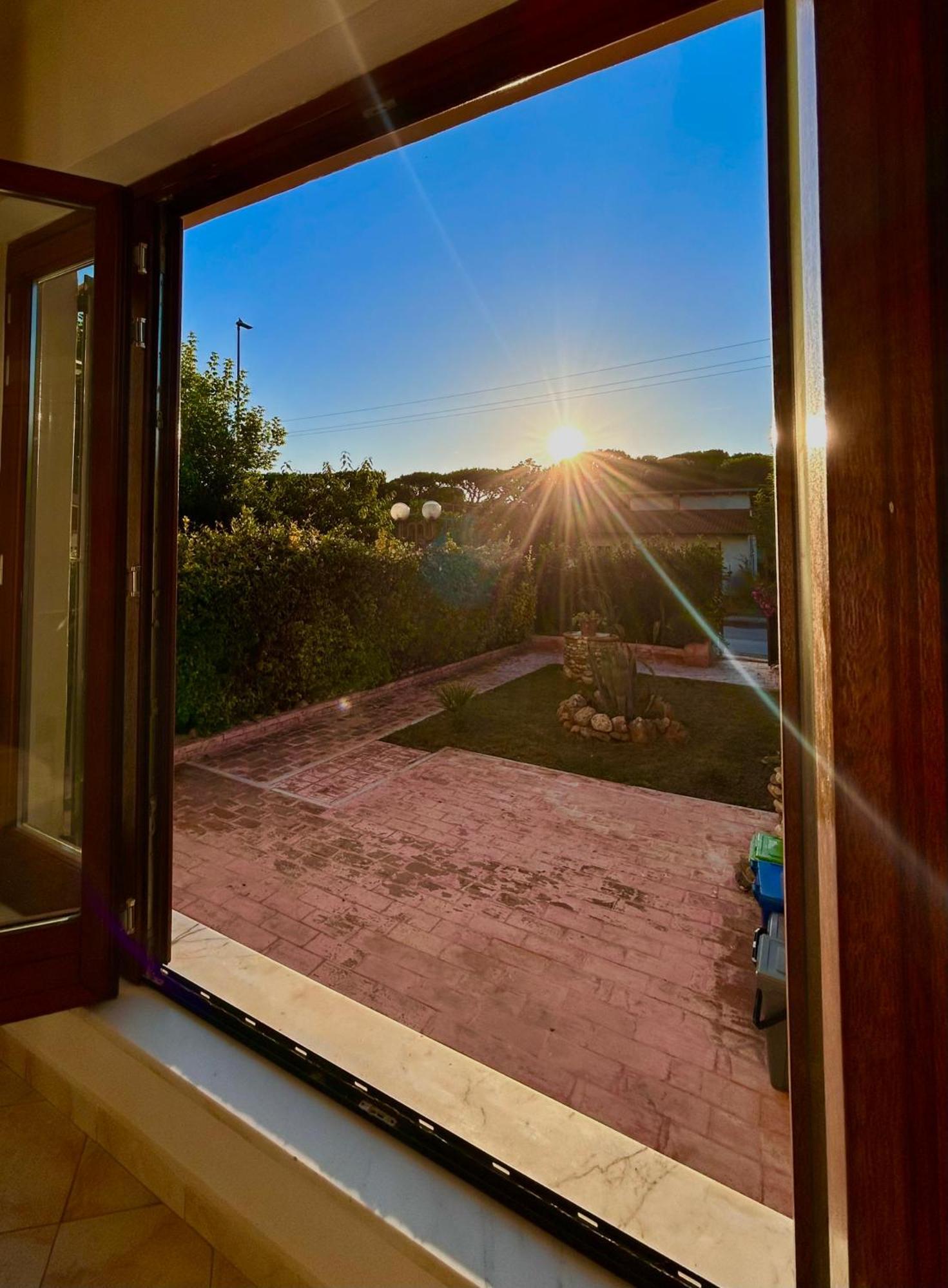 Sunny Apartment Marina di Massa Exteriör bild